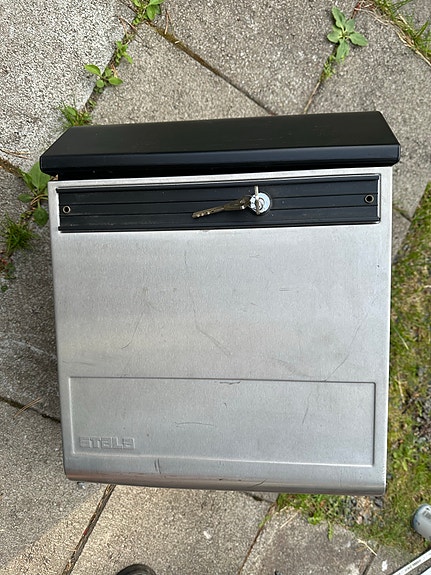 Stala teräksinen postilaatikko lukolla