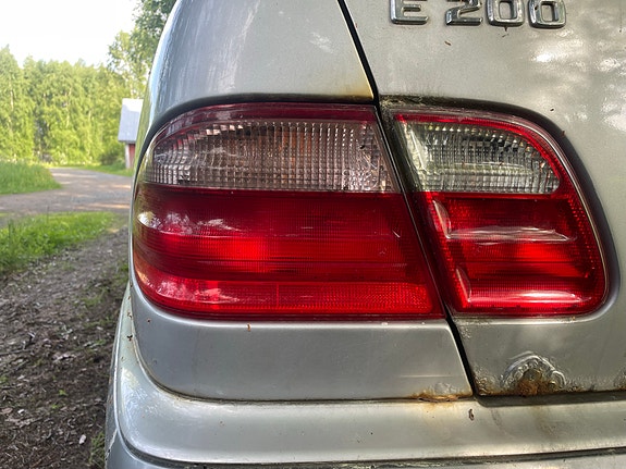 Mercedes-Benz w210 takavalot sedan-malli