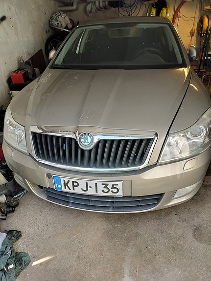 Myydään Octavia 2009 koko auto tai osia.