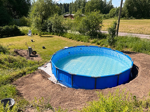 Sininen pyöreä uima-allas pihalle