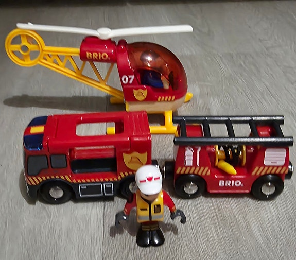 Brio paloauto ja helikopteri