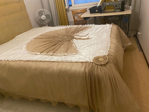 IKEA sängynpäällinen ja päiväpeite beige-valkoinen