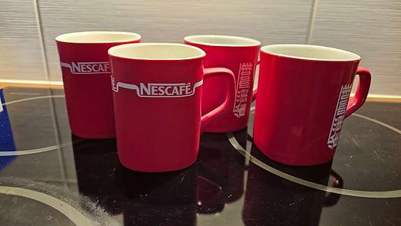 Nescafé mukit punainen