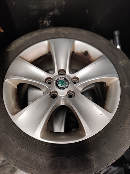 Skoda renkaat alumiinivaneilla