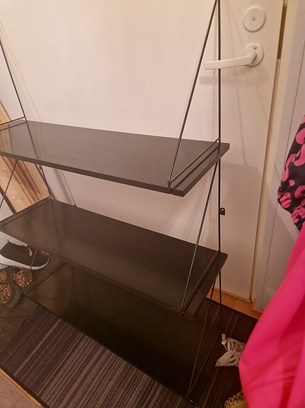 Musta seinä hylly.