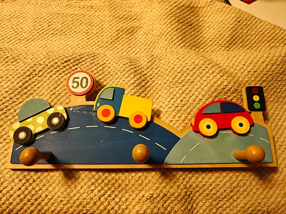 Puinen naulakko autot