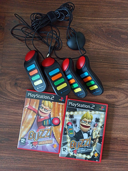 PlayStation 2 Buzz -pelit 2kpl ja buzzer-ohjaimet