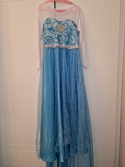 Elsa Frozen -mekko 140cm pitkällä irrotettavalla laahuksella