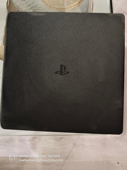 Sony PlayStation 4 pelikonsoli musta