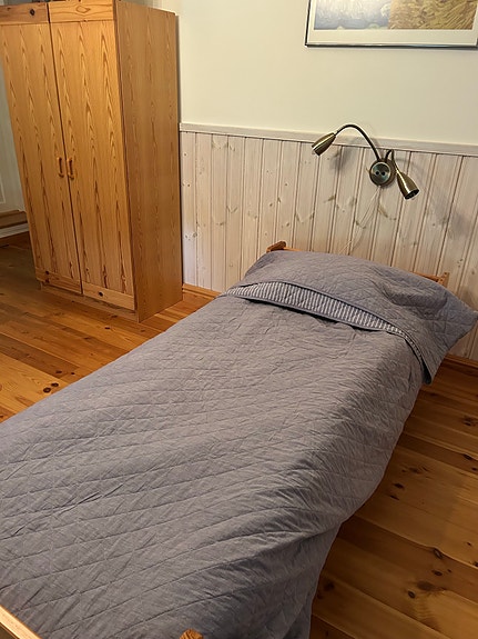 Massiivipuinen yhden hengen sänky