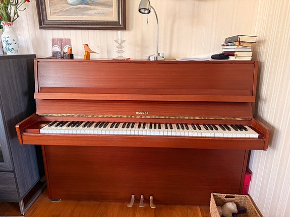 Hellas akustinen piano