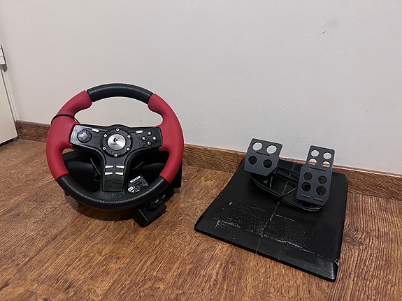 Logitech rattiohjain ja polkimet pelikäyttöön