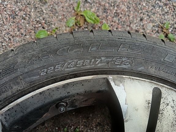 Volvosta v40 hyvät kesärenkaat vanteilla