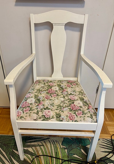 Valkoinen vanha tuoli