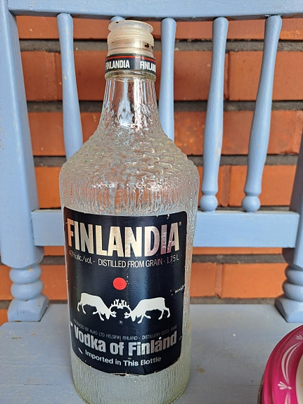 Wirkkalan iso Finlandia-vodkapullo 1,75l  15e