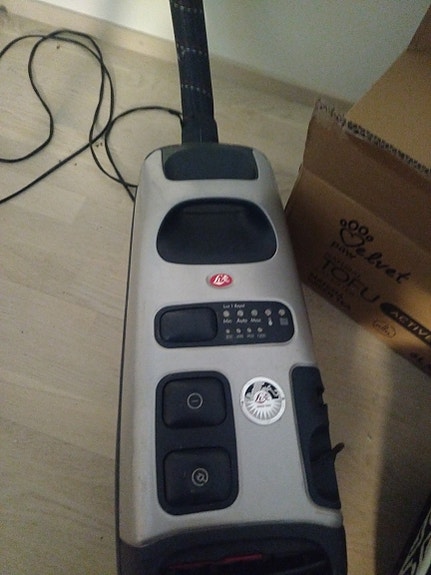 Pölynimuri letkulla ja teleskoopputkella
