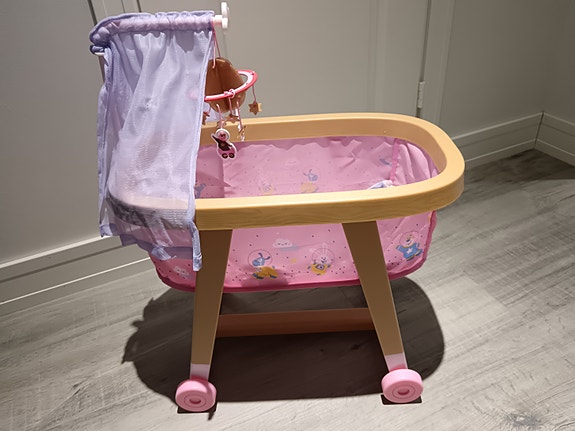 Baby Born nuken kehto verhoilla ja mobilella