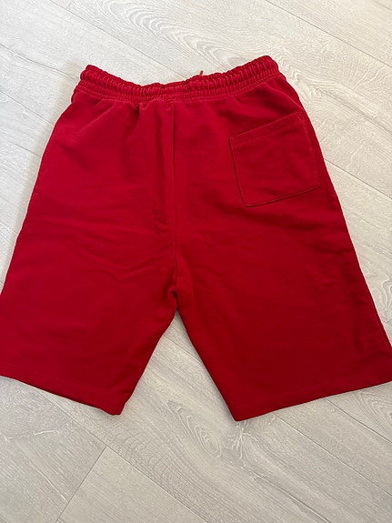 Punaiset Shortsit