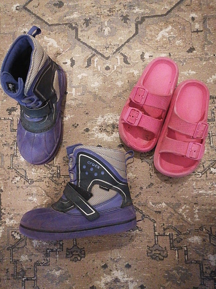 A: crocsit J1 ja sandaalit 30