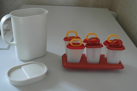Tupperware kannu, ja mehujää muotit.
