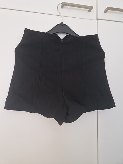 Uudet korkeavyötäröiset shortsit