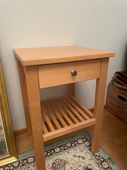 Yöpöytä laatikolla ja hyllyllä puunvärinen
