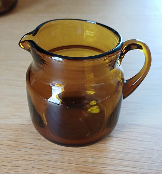 Vintage ruskea lasinen sokerikko ja kermakko – retroa kattaukseen