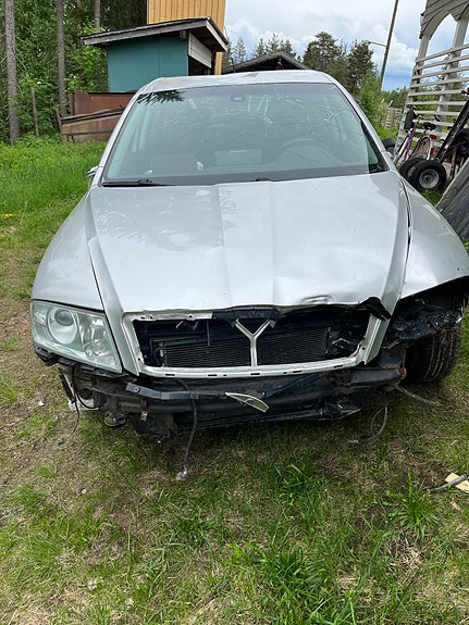 Skoda varaosiksi hopea sedan