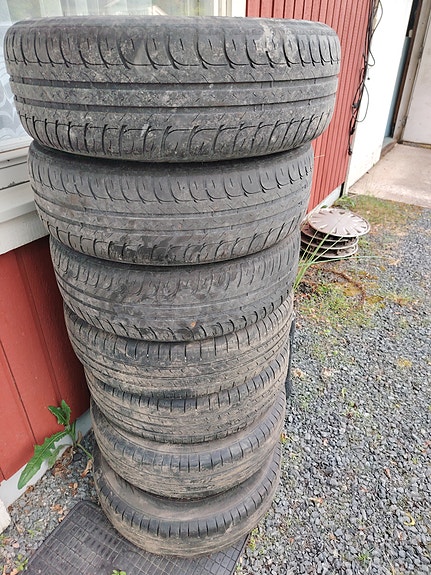 myydään kahdet renkaat