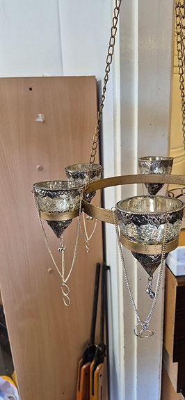 Vintage-henkinen roikkuva kynttelikkö tuikuille