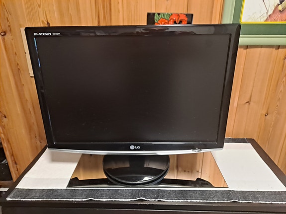 LG näyttö 24"
