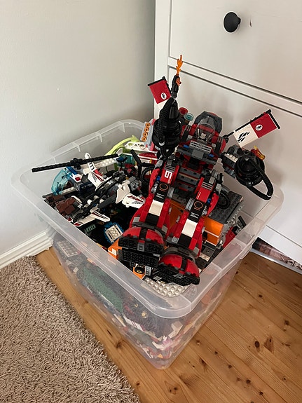 Iso Laatikko Legoja 23 litraa