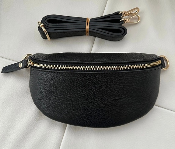 Musta crossbody laukku nahkaa