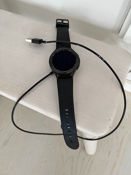 Samsung Galaxy Watch 4 classic 46mm älykello ja laturi