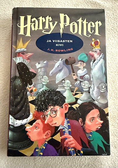Harry Potter ja viisasten kivi kovakantinen kirja suomeksi