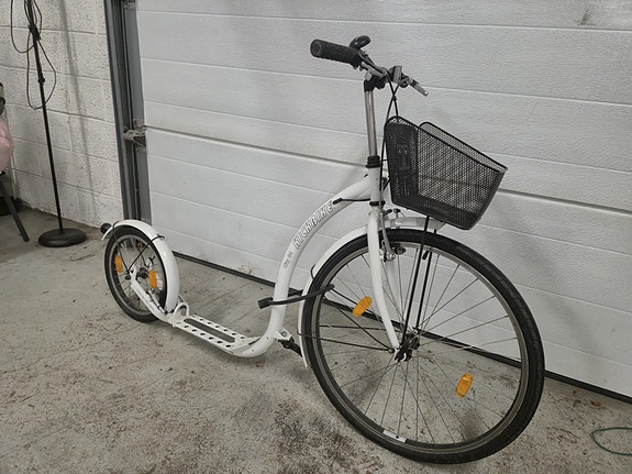 Valkoinen Kickbike City G4 potkupyörä
