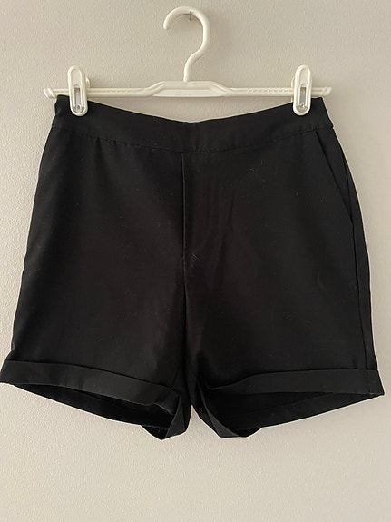 Mustat shortsit