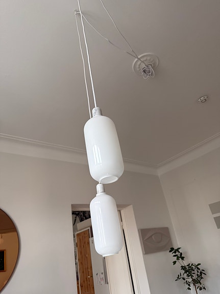 Kaksi valkoista Normann Copenhagen Amp L -valaisinta