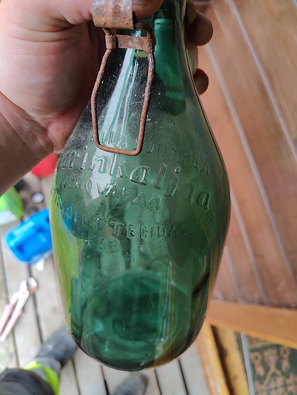 Vanhoja lasipulloja kokoelmaan