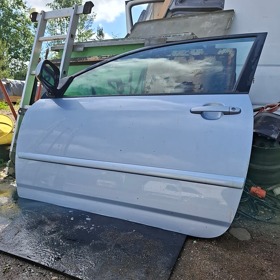 Toyota 3d Corolla etu ovet takaluukku myydään erikseen