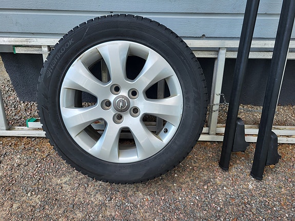 Hankook nastarenkaat Opel Insignian alumiinivanteilla