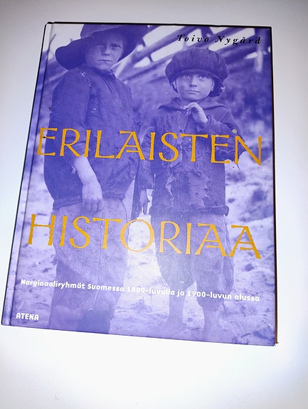 Erilaisten historiaa - kirja