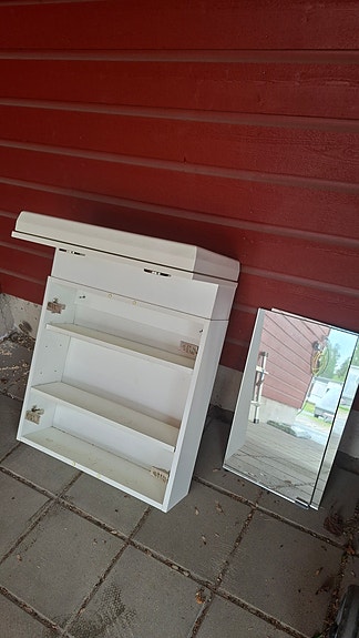 Valkoinen kylpyhuoneen peilikaappi