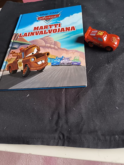 Disney Cars Martti lainvalvojana -kirja ja Salama McQueen -leluauto