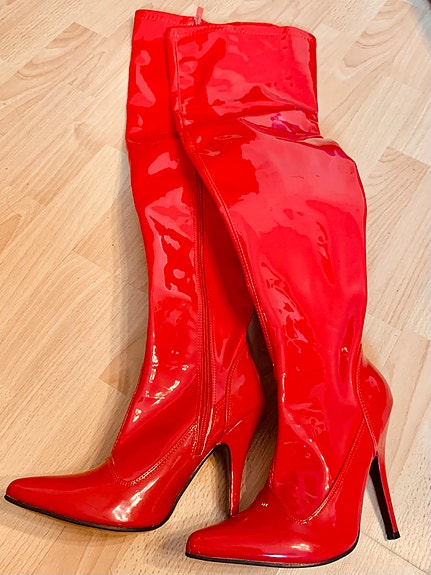 Punaiset kiiltonahka stiletto saapikkaat bootsit