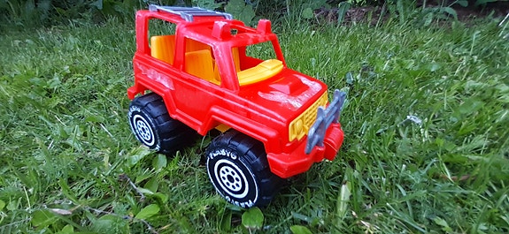 Plasto lelu maastoauto