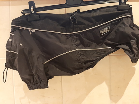 Tumman harmaa koiran sadepuku 45cm