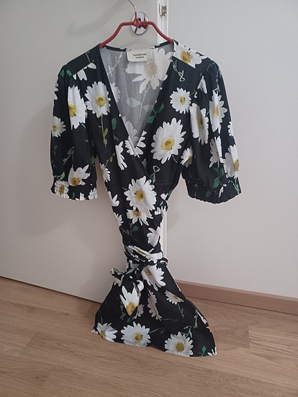 Ivana Helsinki/Paola Suhonen kukka mekko