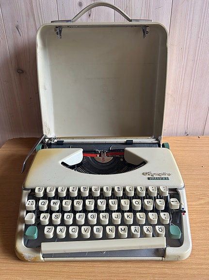 Olympia Traveller kirjoituskone kotelolla