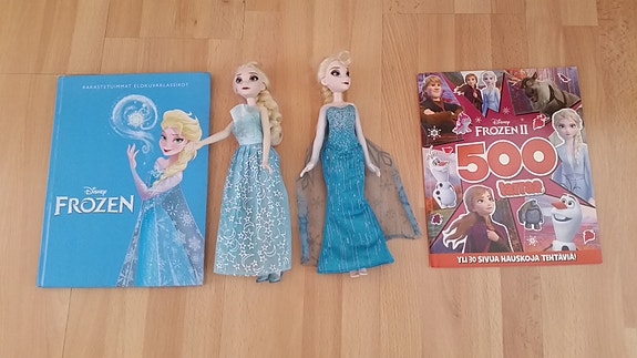 Disney Frozen nukke 2kpl kirja ja tarravihko